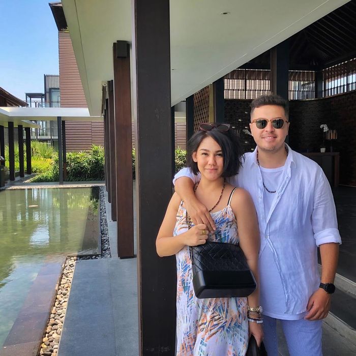 Sissy Priscillia dan sang Suami, Rifat Sungkar, saat sedang berada di Bali.