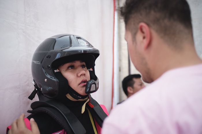 Menikah dengan pembalap reli, Sissy Priscillia jadi hobi balap mobil juga dan sang Suami sangat mendukung.