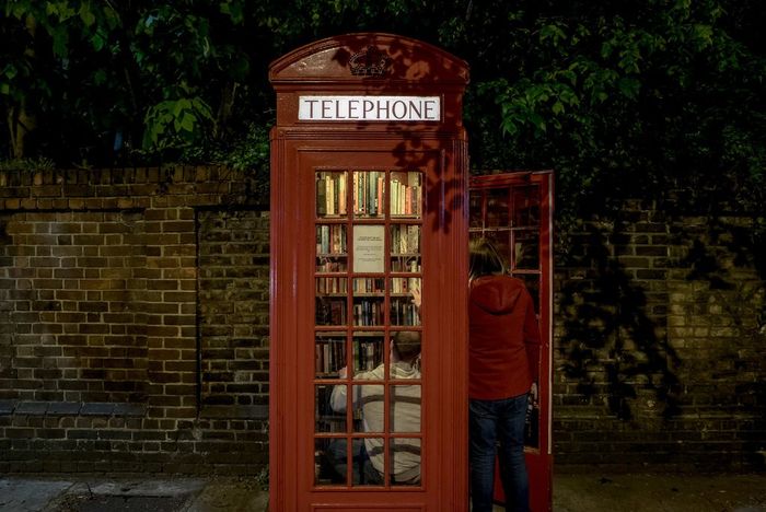 Telepon Umum Warna Merah Khas Inggris, Masih Digunakan Tidak, ya