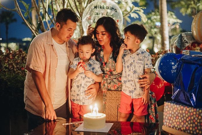 Momen keluarga Sissy Priscillia dan Rifat Sungkar saat merayakan ulang tahun si Kecil.