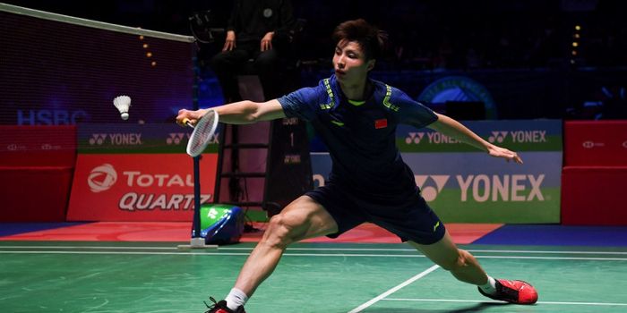 Pebulu tangkis tunggal putra China, Shi Yuqi, mengembalikan kok dari sang lawan, Lin Dan, pada laga 