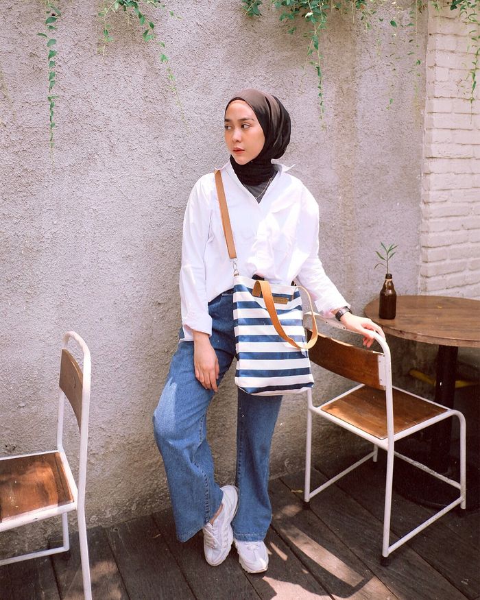 Style Hijab Kemeja Putih Dan Jeans - Kumpulan Model Kemeja