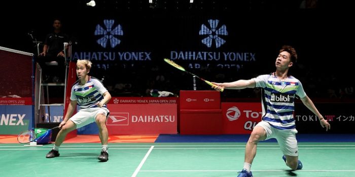 Pasangan ganda putra Indonesia, Marcus Fernaldi Gideon/Kevin Sanjaya Sukamuljo, mengembalikan kok ke