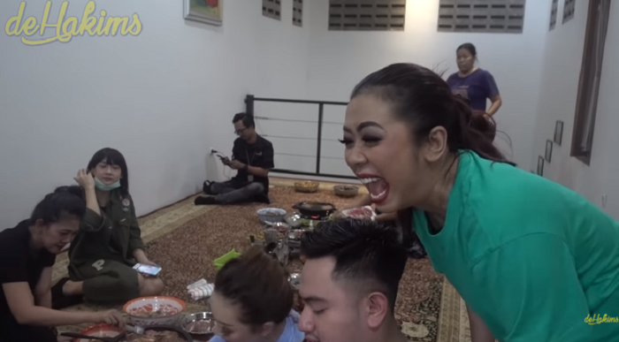 Datang ke Rumah Soimah di Yogyakarta, Inul, Dewi Perssik dan Zaskia Gotik Ngemper dan Makan di Lanta