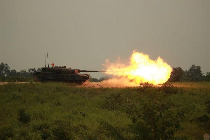 Leopard 2 TNI dalam latihan menembak, pernah ketika latihan di Natuna, MBT Leopard mampu menembak sasaran lintas pulau.