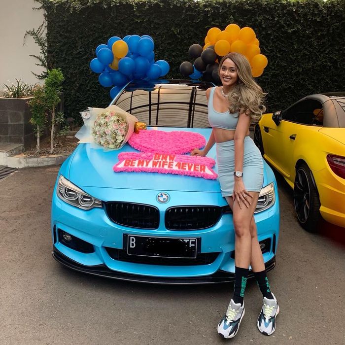 Kimmy Jayantgi mendapat kado ulang tahun berupa mobil mewah dari suaminya, Greg Nwokolo.