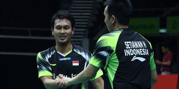 Pasangan ganda putra, Mohammad Ahsan/Hendra Setiawan, merayakan keberhasilan mereka memenangi per