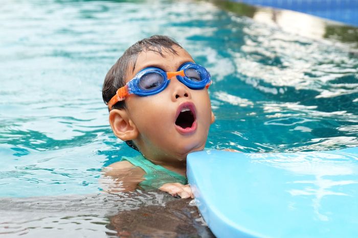 Manfaat berenang untuk anak autis