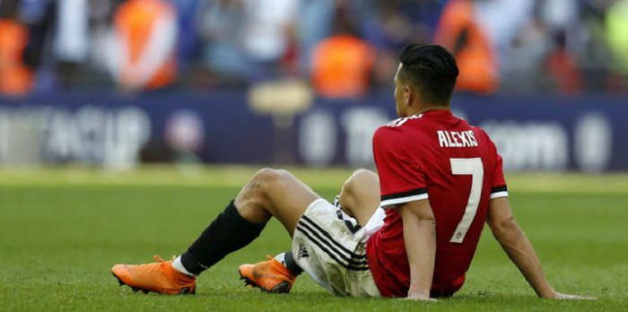 Penyerang Manchester United, Alexis Sanchez, dalam partai final Piala FA kontra Chelsea di Stadion W