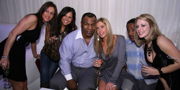 Mike Tyson dan para fans wanita.