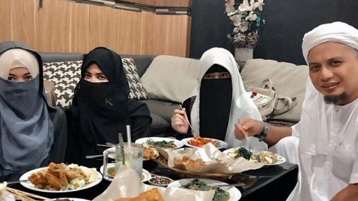 Ustaz Arifin Ilham bersama ketiga istrinya
