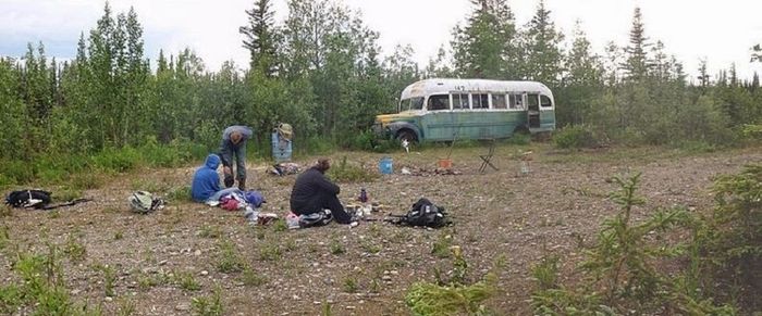 Wisatawan berkunjung ke 'bus ajaib' Christopher McCandless