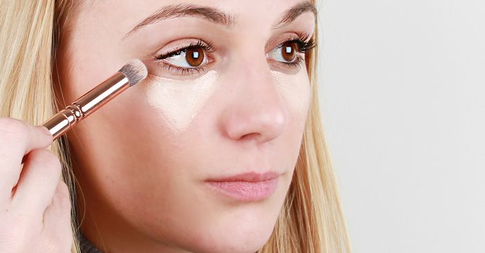 memakai concealer