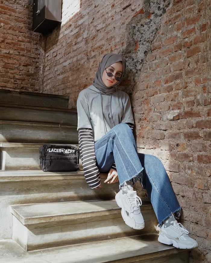 5 Style Hijab Dengan Celana Jeans Ala Aghnia Punjabi Yang Modis Anti Ribet Semua Halaman Stylo