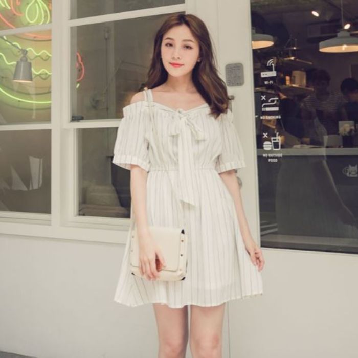  Gaya Santai ala Meghan Markle dengan Zalora Eyescream Cold Shoulder Stripes Dress