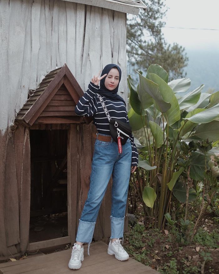 5 Style Hijab Dengan Celana Jeans Ala Aghnia Punjabi Yang Modis Anti Ribet Semua Halaman Stylo