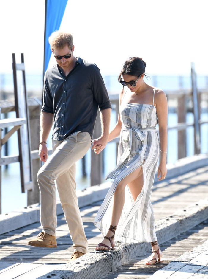  Meghan Markle bergaya santai mengenakan high slit stripe dress