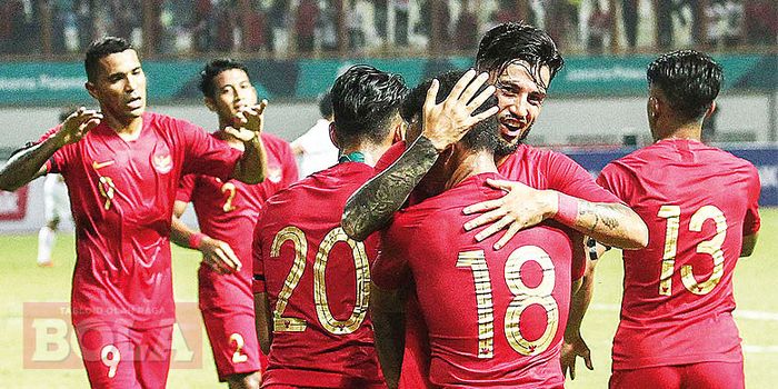 Suasana perayaan gol pada laga uji coba antara timnas Indonesia melawan timnas Myanmar di Stadion Wi