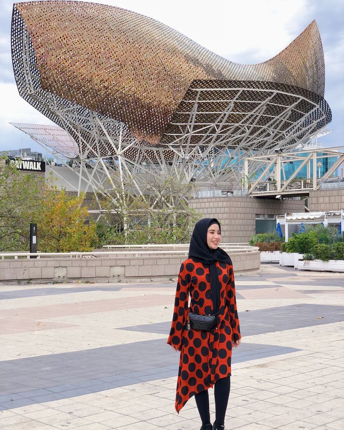 Chacha Frederica dengan dress polkadot yang stunning