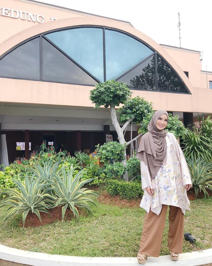 Chacha Frederica dengan blus satin floral