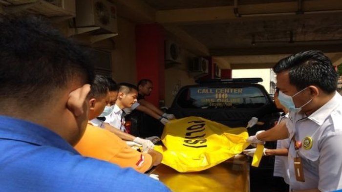 Jasad satu keluarga terdiri empat jenazah, warga Kompleks Villa Griya Kebun Sirih kawasan Patal Pusri Palembang dibawa ke Kamar Jenazah RS Bhayangkara Palembang, Rabu (24/10/2018). 