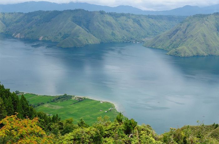 Danau Toba dari atas ketinggian.