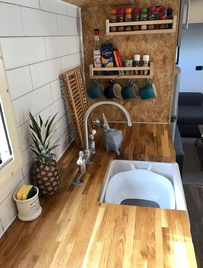 Renovasi truk menjadi rumah.