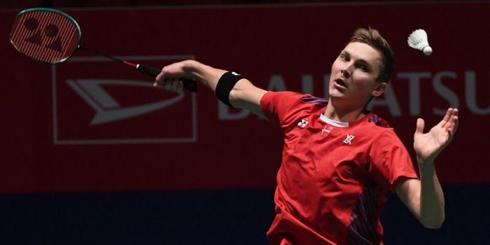 Pebulu tangkis tunggal putra Denmark, Viktor Axelsen, mengembalikan kok ke arah Anthony Sinisuka Gin