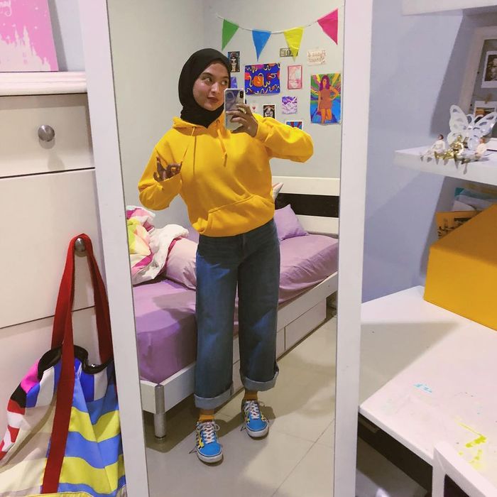  Sweatshirt dengan crop denim