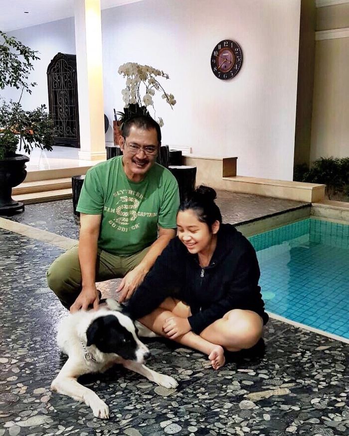 Kolam renang di dalam rumah Mayangsari