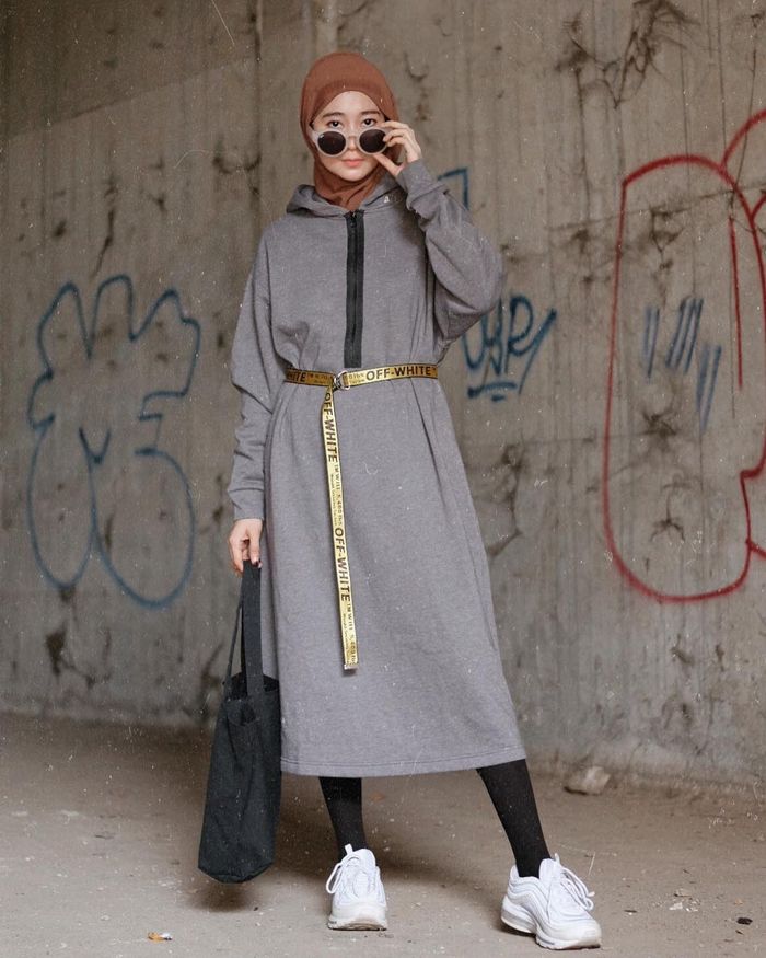  Sweatshirt dengan model tunik