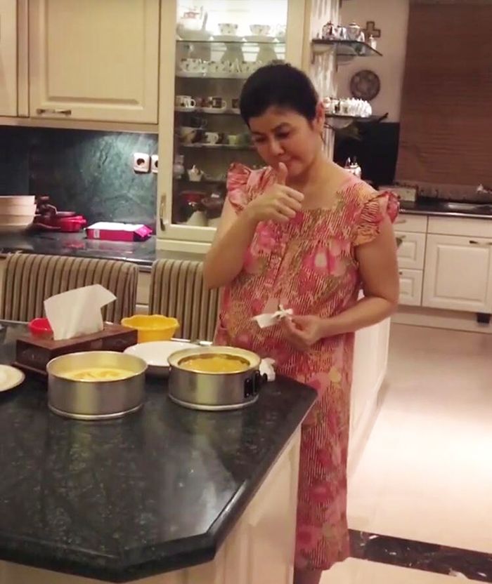 Nikahi Pengacara Kondang Setelah Cerai Dari Ayah Bams Samson Terlihat Ada Bagian Dapur Yang Memanjang Ke Belakang Di Rumah Hotma Dan Desiree