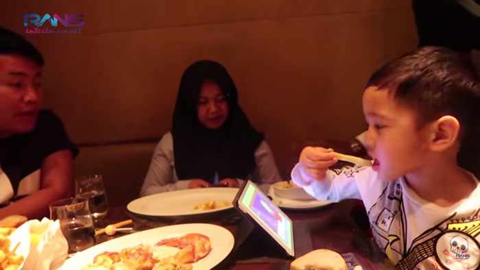 Raffi Ahmad dan Nagita Slavina Ajak Asisten dan Pengasuh Rafathar Makan Makanan Mewah di Singapura