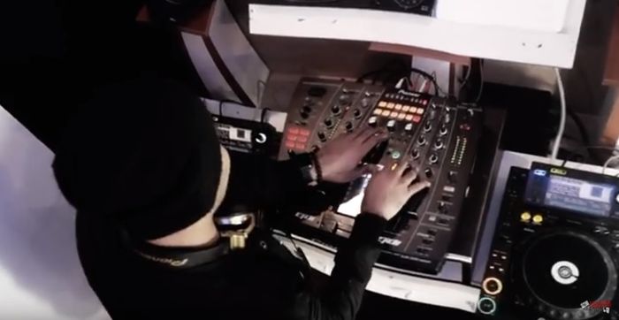 Enji saat bermain DJ di sebuah klub malam Youtube/republikmotretwyra