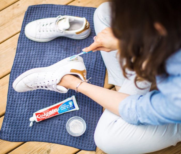 Обувь для девушек. Ноги в обуви. Ноги в обуви. Сон собирать обувь. Видеть во сне сапоги.