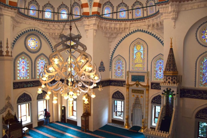  Masjid Tokyo Camii, Jepang jadi Lokasi Pernikahan Maia Estianty?