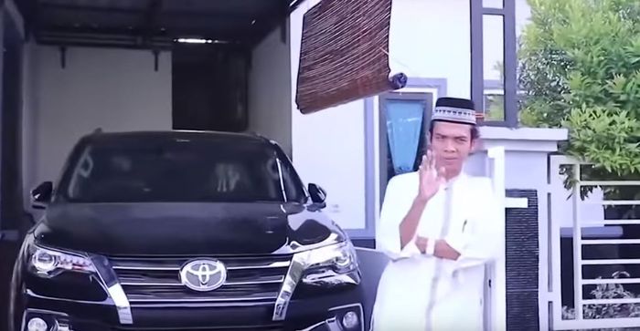 Ustadz Abdul Somad di rumahnya yang bergaya sederhana minimalis.