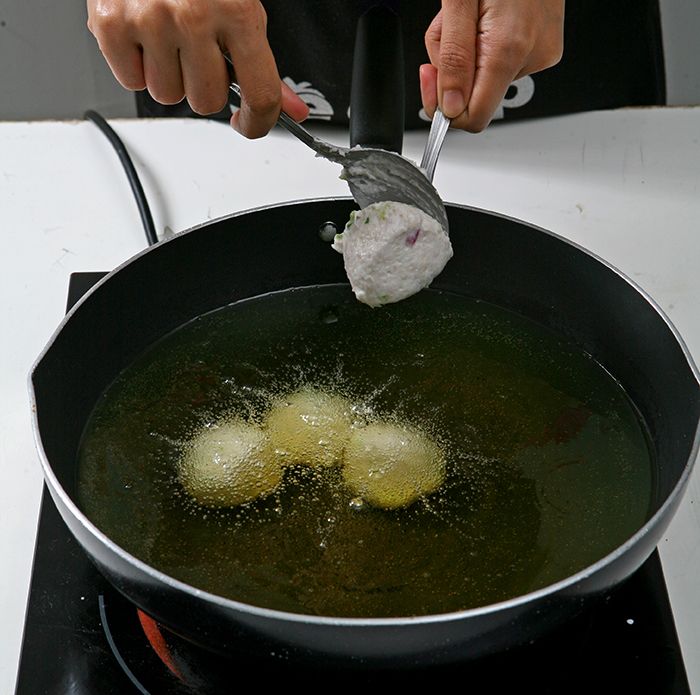 Menggoreng pempek adaan