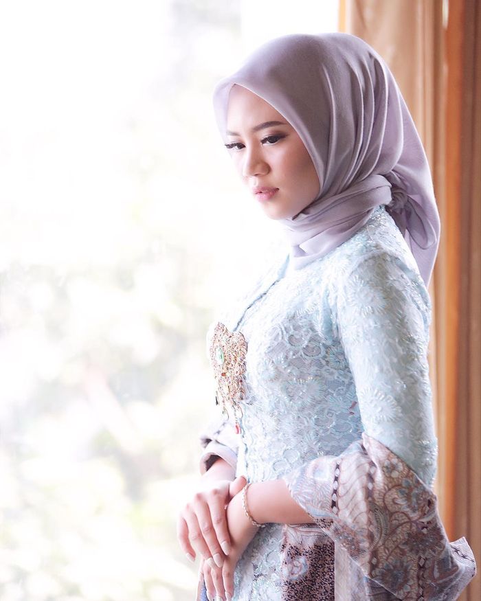 Tutorial hijab untuk kebaya yang simpel menggunakan hijab segi empat