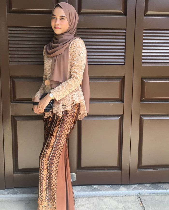 Tutorial hijab untuk kebaya yang simpel dan anggun menggunakan hijab model pashmina