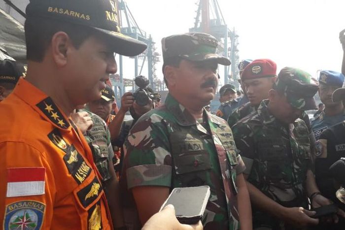 Panglima TNI Marsekal Hadi Tjahjanto memberikan keterangan kepada wartawan di Dermaga JICT 2 Pelabuh