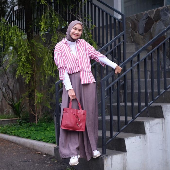 Tampil Modis Saat Traveling Yuk Tiru Inspirasi Rok  Hijab 