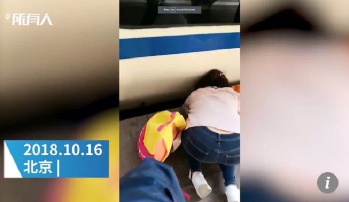 Seorang anak terjebak di kolong kereta.