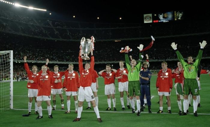 Jesper Blomqvist mengangkat trofi Liga Champions yang dimenangkan Manchester United pada 1999 dengan