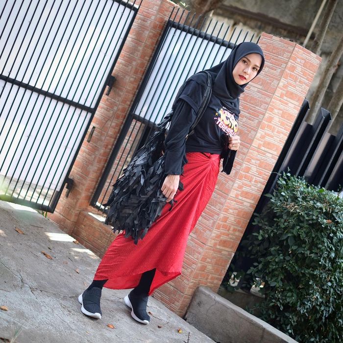 Inspirasi rok hijab simpel Zaskia Adya Mecca dengan paduan T-shirt dan sneakers