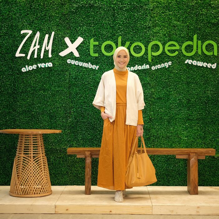  Inspirasi rok hijab simpel dan chic dengan outer ala Zaskia Adya Mecca
