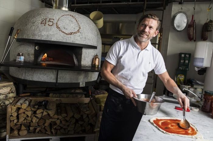 Jesper Blomqvist kini sibuk dengan bisnis pizza di Swedia dan sering memasaknya sendiri.