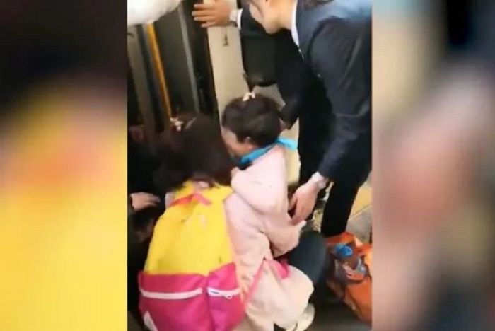 Ibunya dan staf stasiun berusaha menolong.