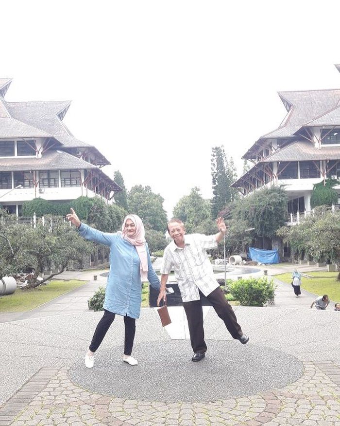 orang tua Maia Estianty jalan-jalan ke kampus