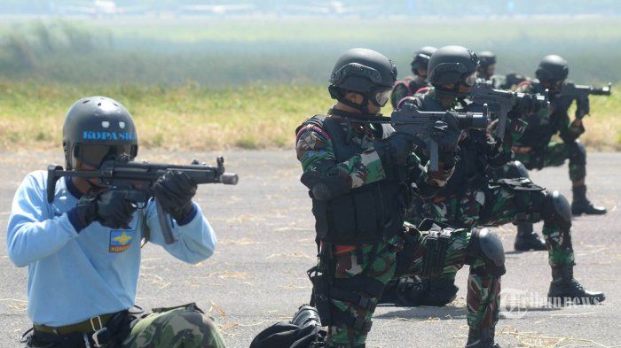 Sejumlah pasukan khusus Satuan Pasukan Katak (Satkopaska) TNI-AL dan prajurit Batalyon Intai Amfibi-1 (Taifib-1) Marinir TNI AL melakukan parameter tempur dalam demonstrasi gangguan objek vital di Apron Hanggar Lanudal Juanda, Senin (15/6/2015).
